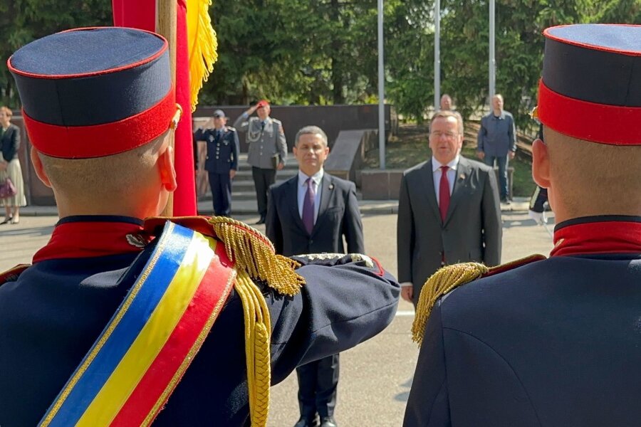 Pistorius sichert Moldau andauernde Unterstützung zu - Bundesverteidigungsminister Boris Pistorius (r) wird von seinem moldauischen Kollegen Anatolie Nosatii mit militärischen Ehren begrüßt.