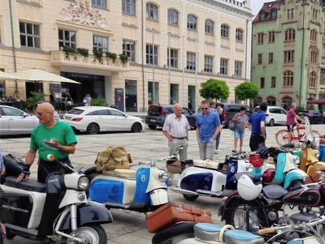 Pitty, Wiesel, Stadtroller Berlin und Troll: DDR-Roller zu Gast in Glauchau - Die Teilnehmer des Treffens fuhren unter anderem zur Göltzschtalbrücke und nach Zwickau.
