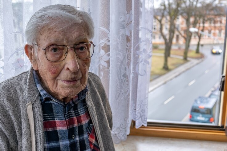 Pizzabote fährt Hundertjährigen an - Werner Schönfelder ist am 27. Oktober 100 Jahre alt geworden. Weil ihn vor einer Woche ein Pizzabote beim Rückwärtsfahren zu Fall brachte, ist er derzeit vor allem an den Beinen und im Gesicht verletzt.