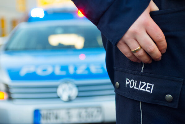 Pkw-Brände und Autoaufbrüche beschäftigen Zwickauer Polizei - 