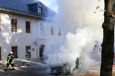 PKW-Brand in Zöblitz: Insassen entkommen rechtzeitig - Die Zöblitzer Feuerwehr war schon gegen Ende des Warntons der Sirene vor Ort und brachte den Brand rasch mit Wasser unter Kontrolle.