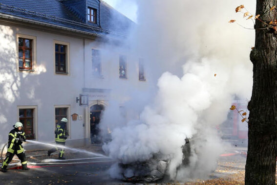 PKW-Brand in Zöblitz: Insassen entkommen rechtzeitig - Die Zöblitzer Feuerwehr war schon gegen Ende des Warntons der Sirene vor Ort und brachte den Brand rasch mit Wasser unter Kontrolle.