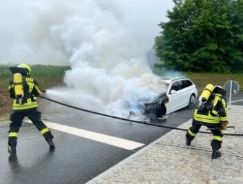 Pkw brennt an der Bundesstraße - Bei Schneeberg ist ein Pkw in Brand geraten. Er konnte noch rechtzeitig von der B 93 abfahren. 