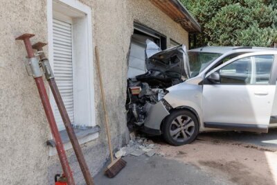 Pkw fährt gegen ein Wohnhaus in Bärenstein - Feuerwehr muss Garage stützen - Die Hauswand und Garage wurden dabei beschädigt. 