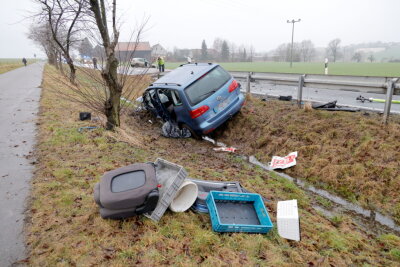 Pkw gerät vor Geringswalde auf Gegenfahrbahn: Zwei Schwerverletzte - Der VW wurde beim Unfall über die Leitplanke geschleudert und kam im Graben zum Stehen.