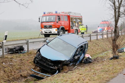 Pkw gerät vor Geringswalde auf Gegenfahrbahn: Zwei Schwerverletzte - Die Feuerwehr musste den Fahrer des VWs aus seinem Auto bergen.