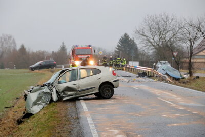 Pkw gerät vor Geringswalde auf Gegenfahrbahn: Zwei Schwerverletzte - Der Renaultfahrer ist aus unbekannten Gründen von der Fahrbahn abgekommen.