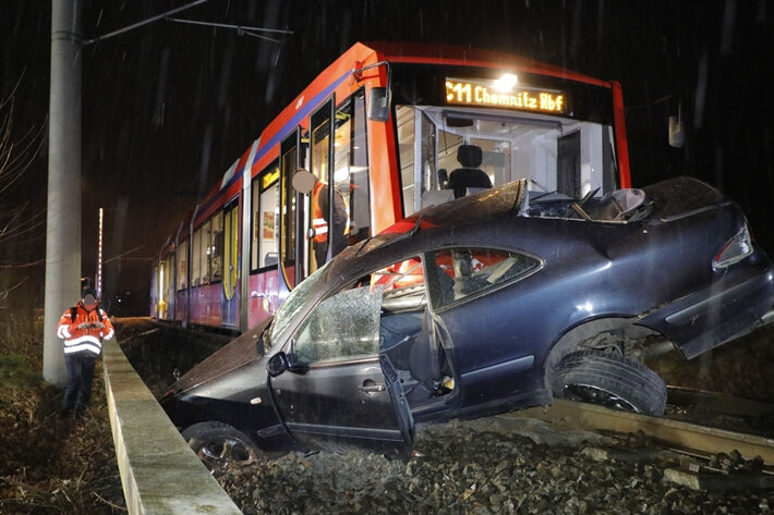 Pkw in Niederdorf von Citybahn mitgeschleift - Fahrer schwer verletzt - 