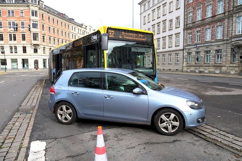 Pkw kollidiert mit Bus - Bei einem Zusammenstoß zwischen einem Pkw und einem Bus in Chemnitz ist am Montag ein Fahrgast nach ersten Informationen leicht verletzt worden.