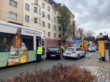 Pkw kollidiert mit Straßenbahn im Plauener Westend - 