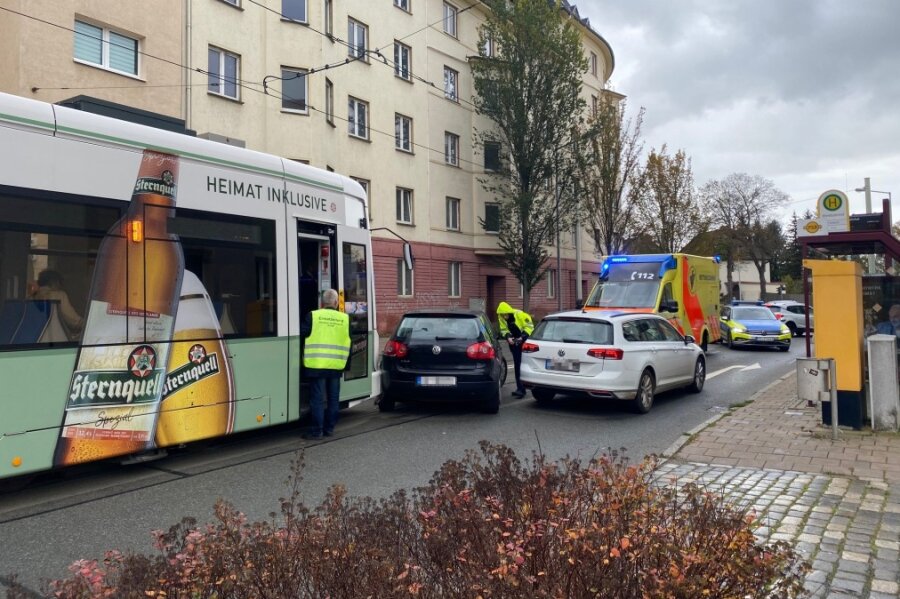 Pkw kollidiert mit Straßenbahn im Plauener Westend - 