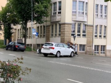 Pkw krachen auf "Hähnchengrill"-Kreuzung zusammen - Ein weißer Fiat und ein älterer VW Golf sind am Freitag um 14.35 Uhr auf der B90, der Friedensstraße in Plauen, in einen Unfall verwickelt worden.