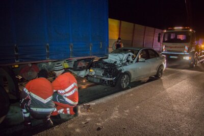 PKW kracht auf Lastzug - Fahrer schwer verletzt - 
