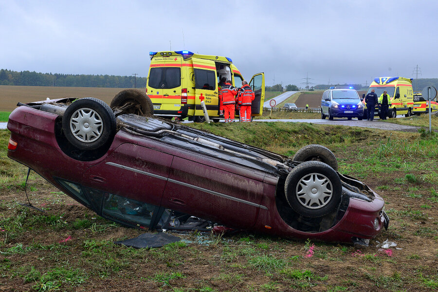 Pkw landet auf dem Dach - Vier Verletzte bei Unfall auf S201 - Am Sonntagvormittag hat sich an der S201 zwischen Rossau und Mittweida ein Auto auf einem Feld überschlagen.