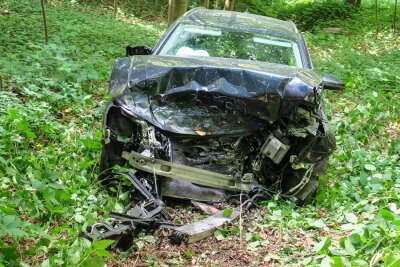 Pkw landet in Böschung: Fahrerin schwer verletzt - 