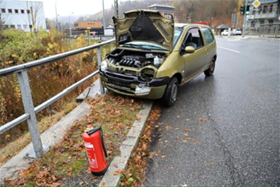 Pkw ohne Nummernschilder prallt in Breitenbrunn gegen Geländer - Der Renault nach dem Unfall, der sich auf der Talstraße ereignete.