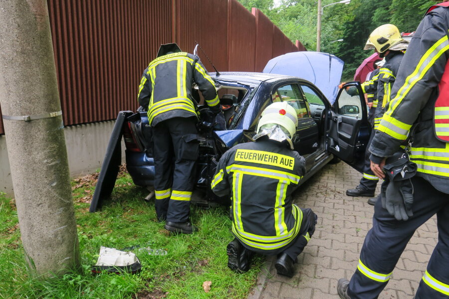 Pkw prallt rückwärts in Laternenmast - Am späten Samstagnachmittag ist ein Opel von der Fahrbahn abgekommen, auf einen Bordstein gestoßen und gegen eine Mauer und einen Laternenmast geprallt. 