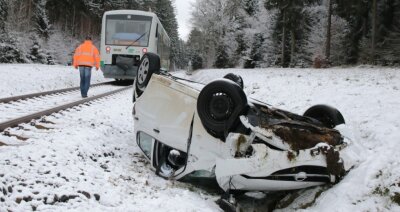 Pkw rutscht gegen Bahn: Frau verletzt - Dieser Pkw war vom Zug erfasst worden. 