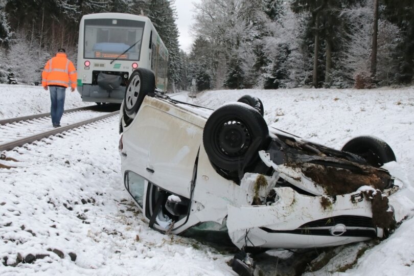 Pkw rutscht gegen Vogtlandbahn: Autofahrerin verletzt - 
