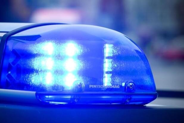 Pkw-Totalschaden auf der A 72 in Plauen - Ein 25-Jähriger kam am frühen Freitagmorgen von der A 72 ab, was mit hohem Sachschaden endete.