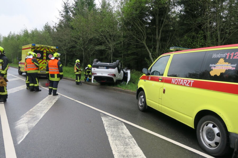 Pkw überschlägt sich: Drei verletzte Personen - Ein Opel hat sich überschlagen. 