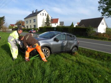 Pkw überschlägt sich - Fahrerin leicht verletzt - Eine Frau ist am Dienstagmorgen auf der B 173 in Schönfels mit ihrem Fahrzeug von der Fahrbahn abgekommen.