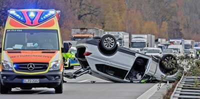 Pkw überschlägt sich nach Kollision mit Lkw - Rettungshubschrauber landet - Der VW überschlug sich, sein Fahrer erlitt leichte Verletzungen. 