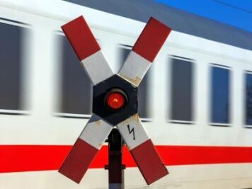 Pkw-Unfall auf Bahnstrecke Chemnitz - Leipzig - 