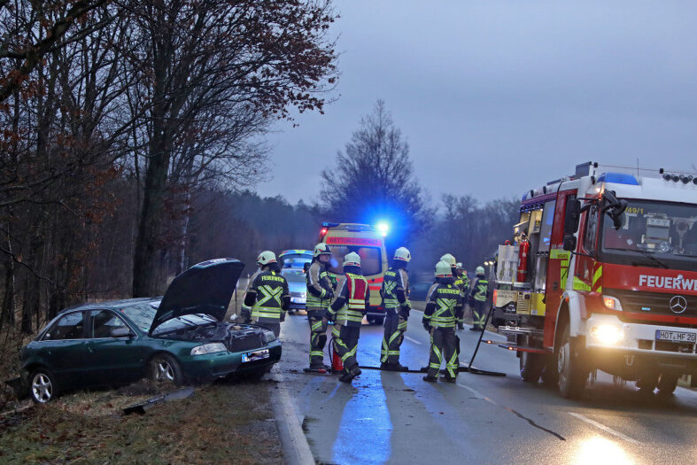 PKW wird gegen Baum geschleudert - Unfallbeteiligter ergreift die Flucht - Einsatzkräfte der FFW Hohenstein-Ernstthal am Unfallort.