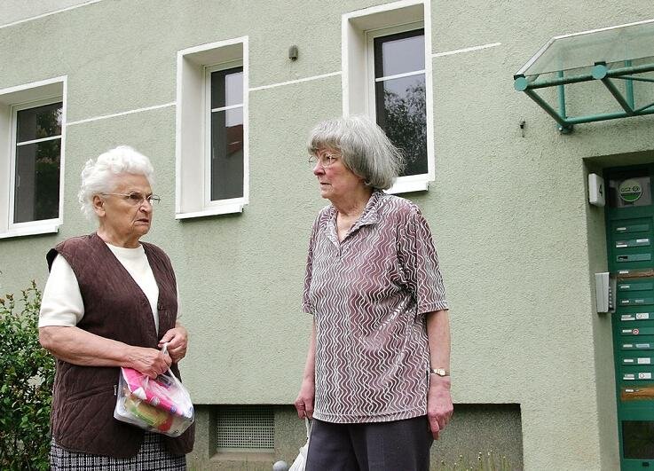Pläne der GGZ lasten auf hochbetagten Damen - 
              <p class="artikelinhalt">Renate Baumgärtel (rechts) und Marianne Munzert müssen nach GGZ-Wunsch aus ihren Wohnungen ausziehen. </p>
            