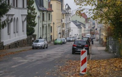 Pläne für Straßenausbau in der Kritik - Die Dr.-Robert-Koch-Straße zwischen der Schillerstraße und der Straße der Deutschen Einheit (Blickrichtung im Foto) in Burgstädt ist in einem sehr schlechten Zustand. Der Ausbau ist dringend notwendig. 