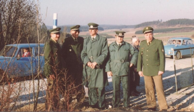 Die Polizisten Ralf Geigenmüller (3. von links) und Reinhard Günther (4. von links) vom VKPA Oelsnitz mit ihren westlichen Kollegen