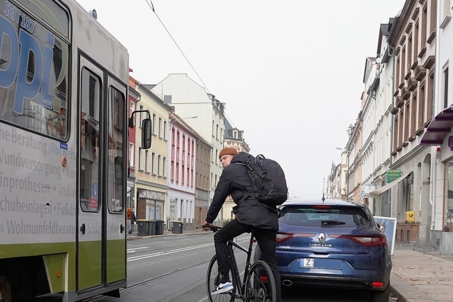 Radfahrer haben es in Zwickau nicht einfach - ein Beispiel von vielen ist die Leipziger Straße. Dort gibt es keinen Radweg, zudem müssen Radfahrer auf parkende Autos und die Straßenbahn achten. 