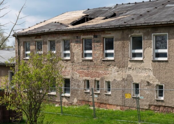 Das Gebäude der ehemaligen Grundschule Königsfeld verfällt immer mehr. Teile des Daches sind bereits eingestürzt.