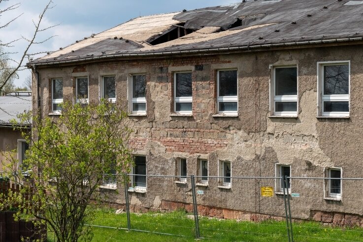 Pläne für frühere Schule in der Warteschleife - Das Gebäude der ehemaligen Grundschule Königsfeld verfällt immer mehr. Teile des Daches sind bereits eingestürzt.