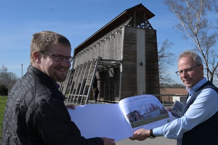 Bernd Birkigt (re.) und Thomas Illmann am Gradierwerk mit dem ersten Testentwurf von 2021 für die neu geplante Inhalierhalle. 