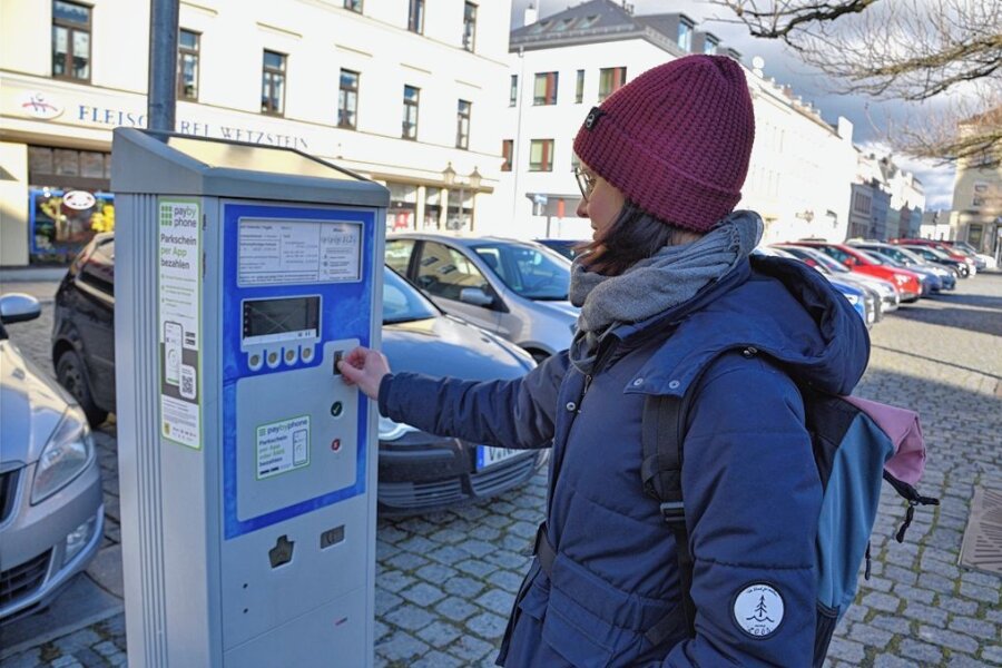 Pläne für weitere Parkautomaten im Oelsnitzer Stadtzentrum: Händler sind sauer - Steffi Gottschald an einem der Parkautomaten am Markt in Oelsnitz. In der Stadt wird die Anschaffung weiterer diskutiert. 