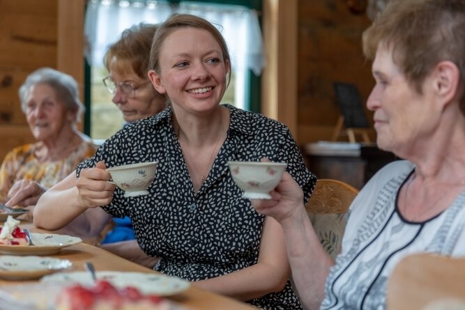 Pläneschmieden mit Anne beim Kaffee - Was den Senioren auf dem Herzen liegt lässt sich für Anne Ditscherlein am besten bei Kaffee und Erdbeertorte erkunden. 