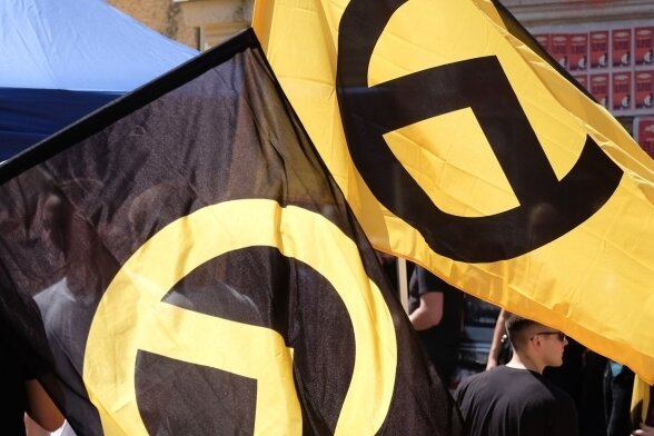 Plakat an Mensa von Identitären - Die Flaggen, fotografiert bei einer Demonstration vor zwei Jahren in Halle, zeigen Logo und Farben der Identitären Bewegung. 