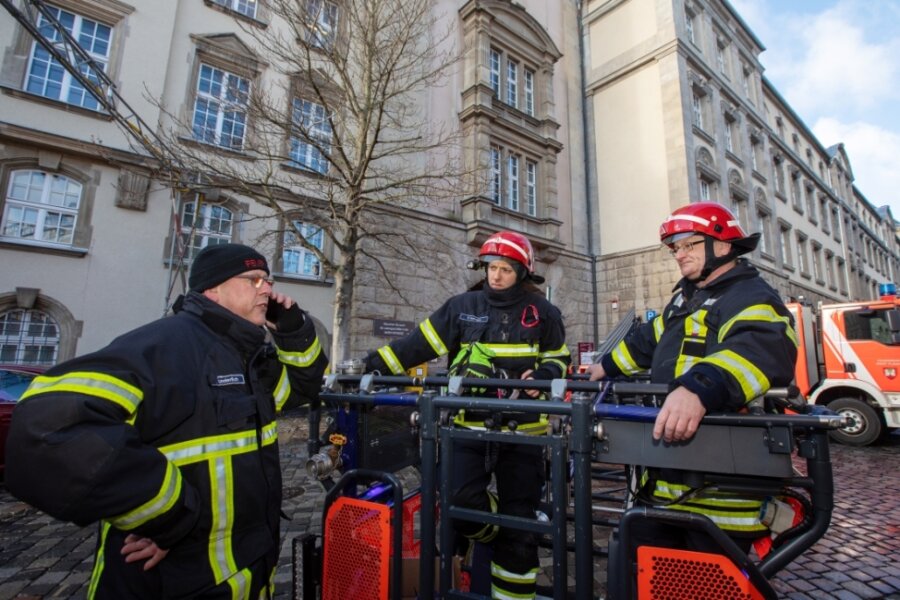 Plakataktion: Starke Windböen lassen der Feuerwehr am Rathausturm keine Chance - 