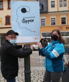 Plakataktion und Protestverbot: der 1. Mai im Westerzgebirge - Eileen Hage und Roland Küblböck hängen ein Plakat in Schwarzenberg auf. Sie und ihre Mitstreiter wollen ein Zeichen für ein besseres demokratisches Miteinander setzen. 