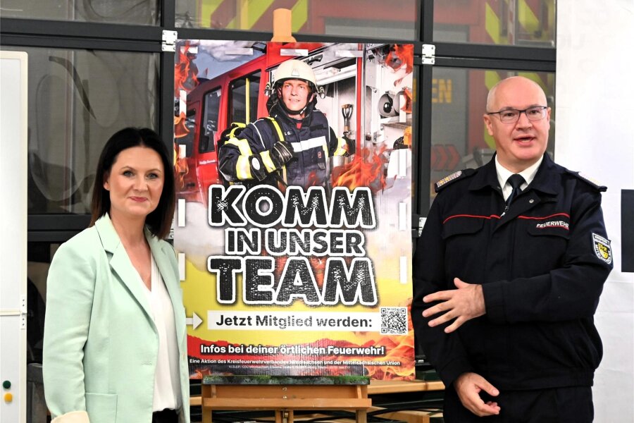 Plakataktion wirbt in Mittelsachsen für Ehrenamt in der Feuerwehr - Susan Leithoff und Michael Tatz präsentieren das erste Motiv: Es zeigt Feuerwehrmann Oliver Seidel aus Mittweida.