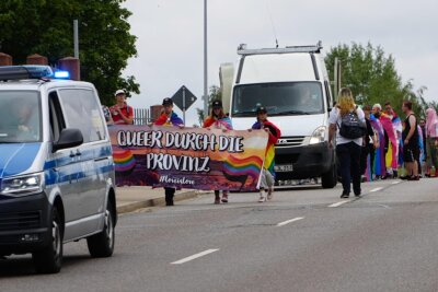 Plakate benennen AfD-Höcke als Nazi: Wie politisch darf der CSD sein? - Rund 125 Personen haben nach Angaben der Polizei am Samstag am Christopher Street Day in Frankenberg teilgenommen.
