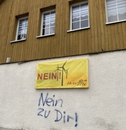 Plakate: Polizei sucht weiter nach den Tätern - Unbekannte haben in Schönerstadt Plakate entfernt und eine Hauswand beschmiert. 