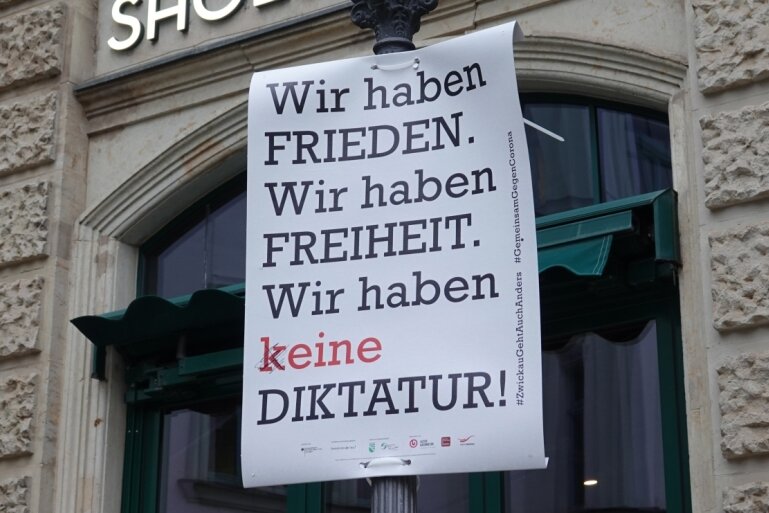 Mehrere dieser Plakate sind seit einigen Wochen in der Zwickauer Innenstadt zu sehen.
