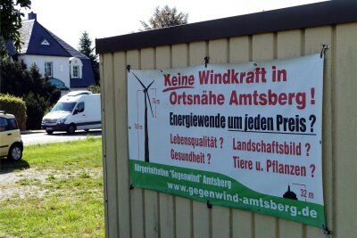 Plan für Amtsberger Windpark in weite Ferne gerückt - In Amtsberg hängen nach wie vor viele Plakate und Schilder, auf denen die Bürgerinitiative "Gegenwind Amtsberg" ihr Anliegen kundtut.