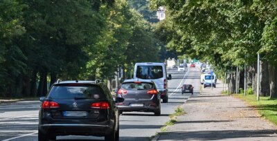 Plan für Chemnitzer Berg: Weniger Spuren, mehr Parkplätze - Die ehemalige Bundes- und heutige Kreisstraße in Hartmannsdorf soll auf zwei Fahrbahnen zurückgebaut werden. 