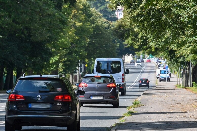 Plan für Chemnitzer Berg: Weniger Spuren, mehr Parkplätze - Die ehemalige Bundes- und heutige Kreisstraße in Hartmannsdorf soll auf zwei Fahrbahnen zurückgebaut werden. 
