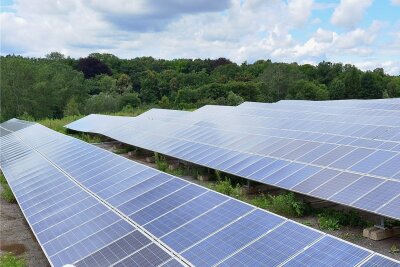 Plan für Solaranlage am Emmler bei Raschau: Bürger können Meinung kundtun - So sehen sie aus, die großen Photovoltaikanlagen, die Sonnenenergie einfangen. 