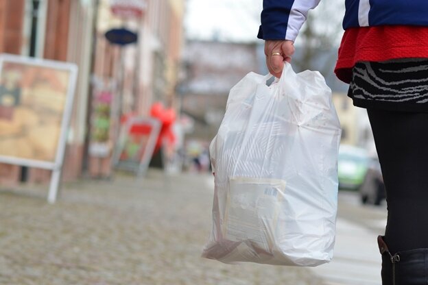 Plastiktüten-Verbot: Grüne schlagen Händler-Bonus vor - 